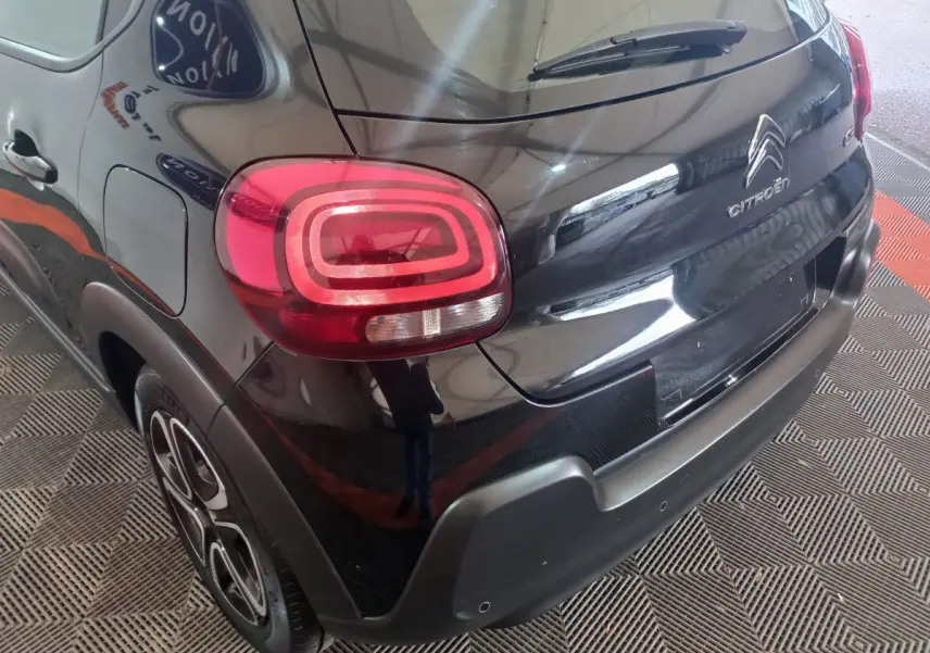Vue 3/4 arrière droite d'une Citroën C3 noire 2024 avec feux arrière LED et jantes au design moderne.