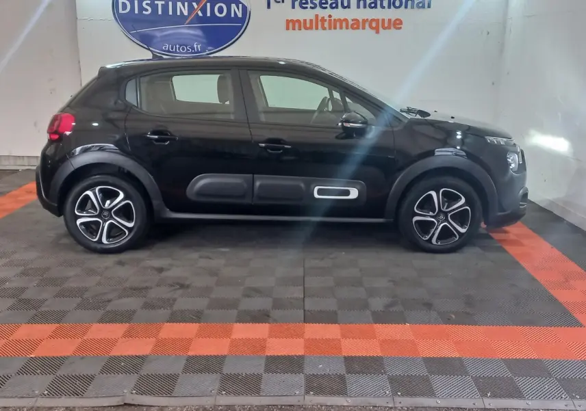 Vue de profil côté gauche d'une Citroën C3 noire 2024 avec protections latérales et jantes stylisées.