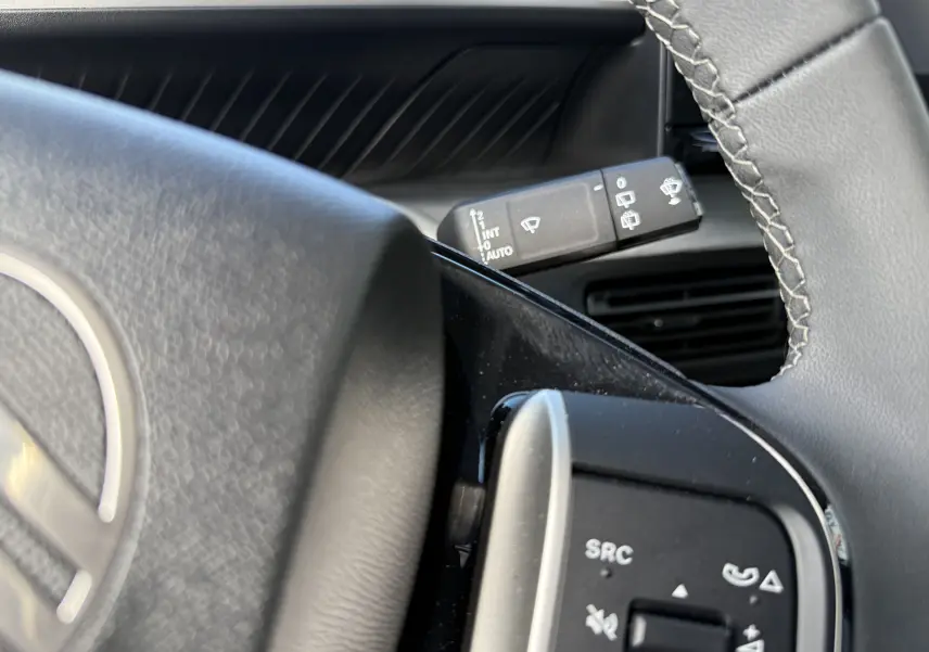 Gros plan sur la commande d’essuie-glace et les boutons au volant d’une Citroën C3 Aircross électrique 2025.