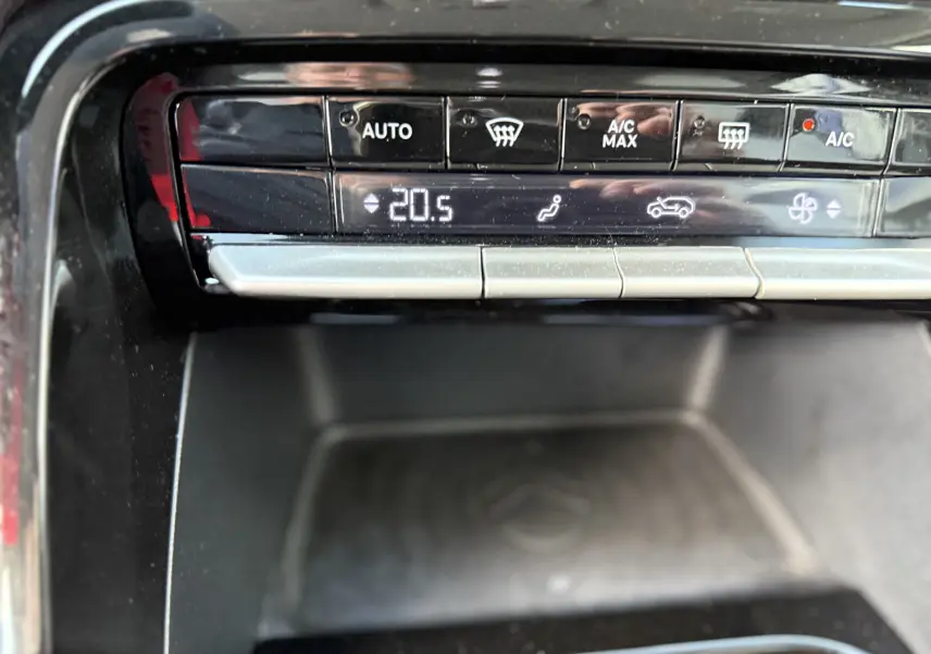Détail du tableau de bord du Citroën C3 Aircross électrique 2025 montrant les commandes de climatisation à 20,5°C.