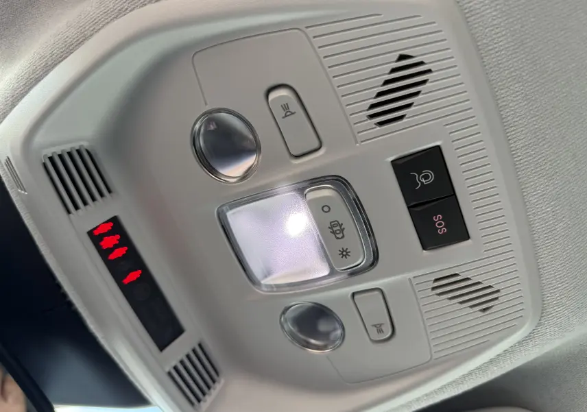 Plafonnier intérieur gris clair avec éclairage LED, boutons SOS et commandes d’éclairage dans une Citroën C3 Aircross électrique 2025.
