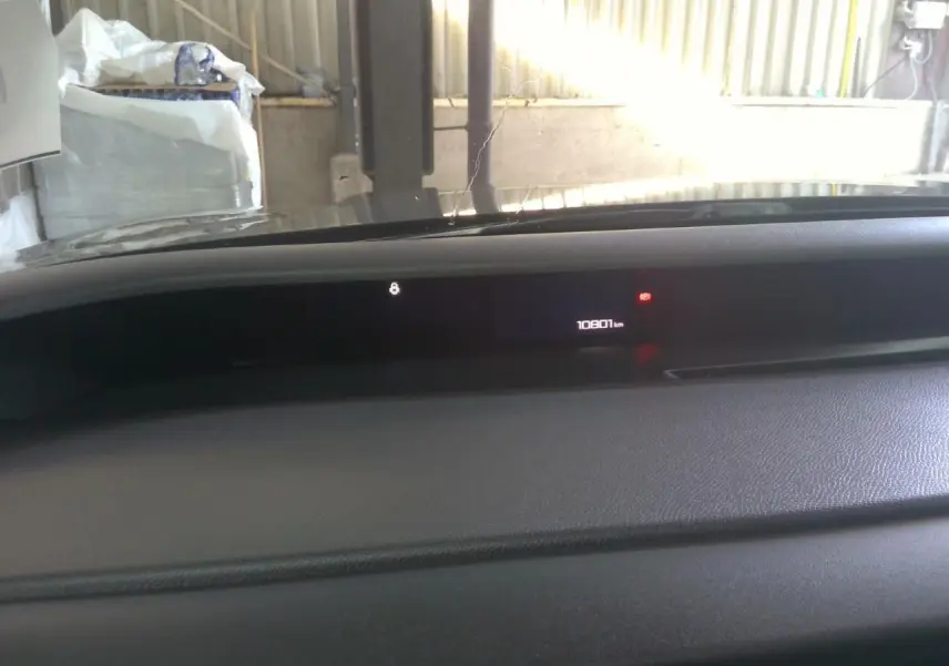 Tableau de bord numérique du Citroën C3 Aircross électrique 2025, affichant 10801 km, vue intérieure frontale.