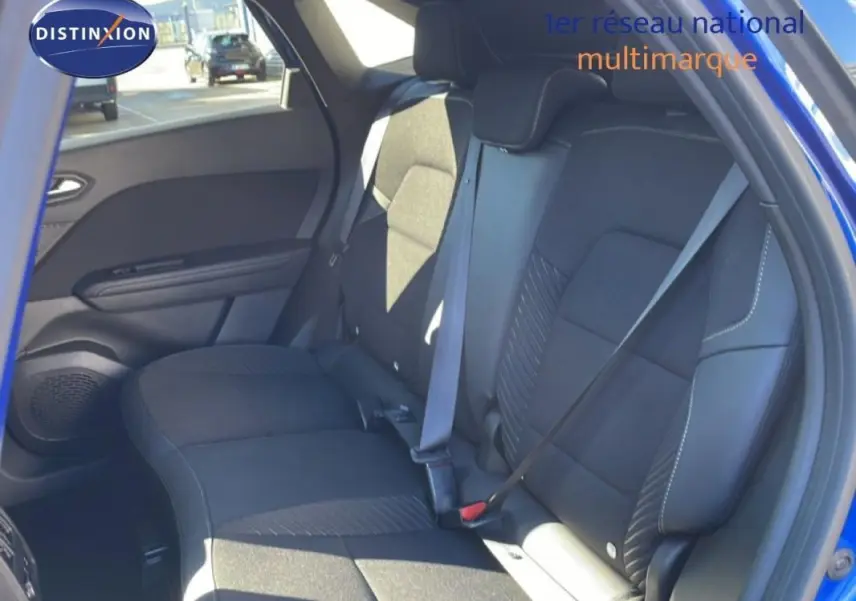 Vue intérieure arrière côté droit montrant les sièges noirs en tissu et cuir du Renault Symbioz bleu 2025.