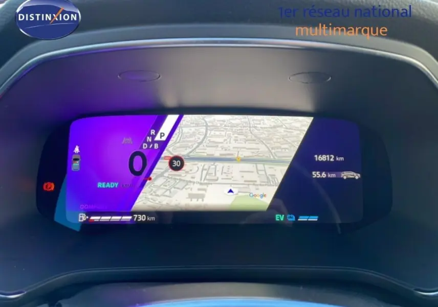 Affichage numérique du cockpit du Renault Symbioz 2025 avec navigation GPS et informations de conduite.