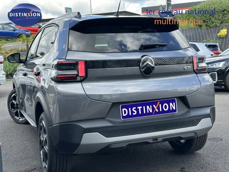 Vue 3/4 arrière d'une Citroën C3 gris Mercury avec feux arrière LED et jantes alliage noires.
