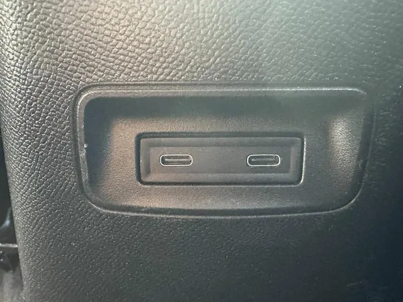 Gros plan sur deux ports USB-C intégrés dans un panneau noir intérieur du Citroën C3 gris Mercury.