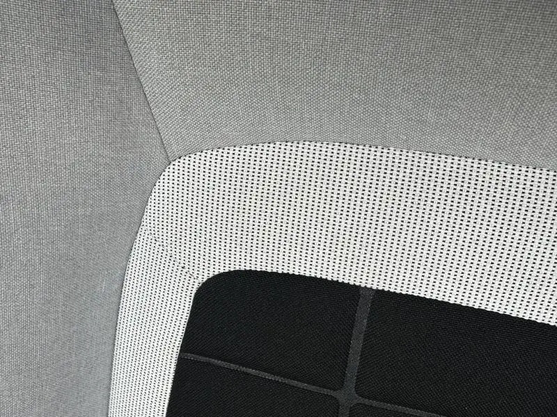 Détail du tissu de siège en toile claire et noire de la Citroën C3 1.2 Turbo 100ch MAX 2025.