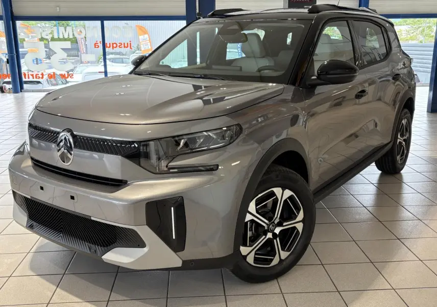 Vue 3/4 avant d'un Citroën C3 Aircross 2026 gris métallisé avec toit noir et jantes diamantées noires et argent.
