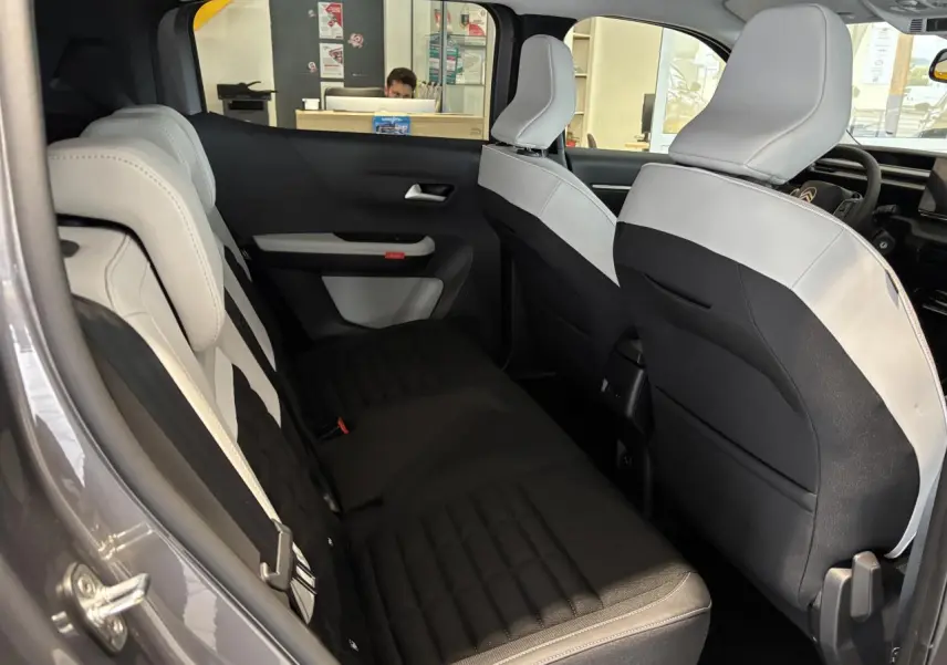 Vue intérieure côté gauche du Citroën C3 Aircross 2026, sièges arrière bicolores gris clair et noir avec appuie-têtes réglables.