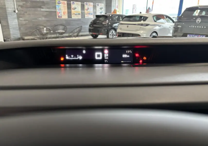 Vue intérieure du tableau de bord numérique du Citroën C3 Aircross 2026, affichage clair et moderne.