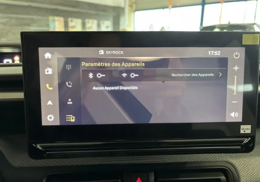Écran tactile central du tableau de bord du Citroën C3 Aircross 2026 affichant les paramètres Bluetooth et Wi-Fi.