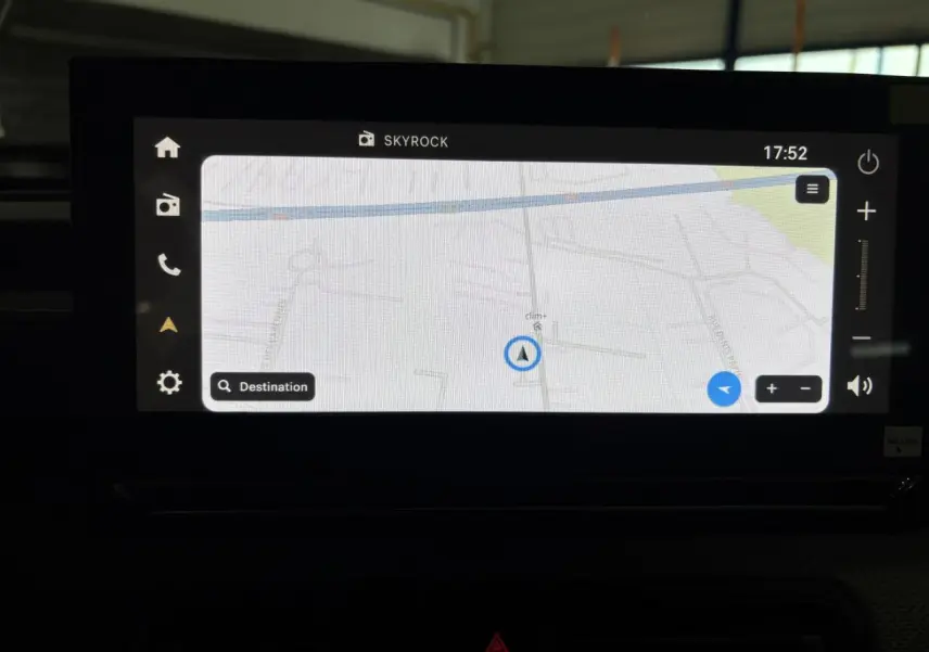 Écran tactile central du tableau de bord affichant un GPS dans une Citroën C3 Aircross 2026 gris et noir.