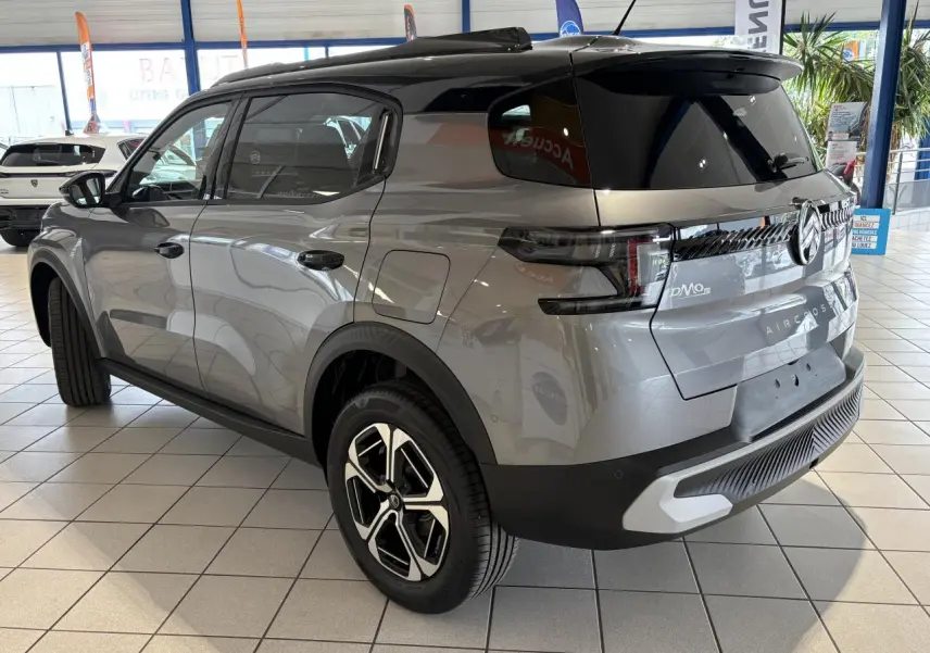 Vue 3/4 arrière droite du Citroën C3 Aircross 2026 gris Mercury avec toit noir et jantes alliage diamantées.