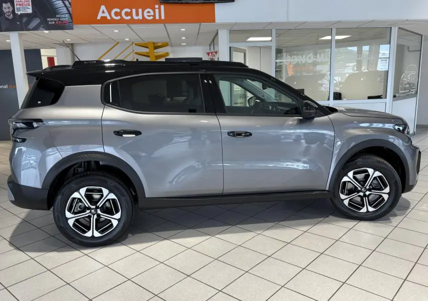 Profil droit du Citroën C3 Aircross 2026 gris métallisé avec toit noir et jantes alliage 17 pouces.