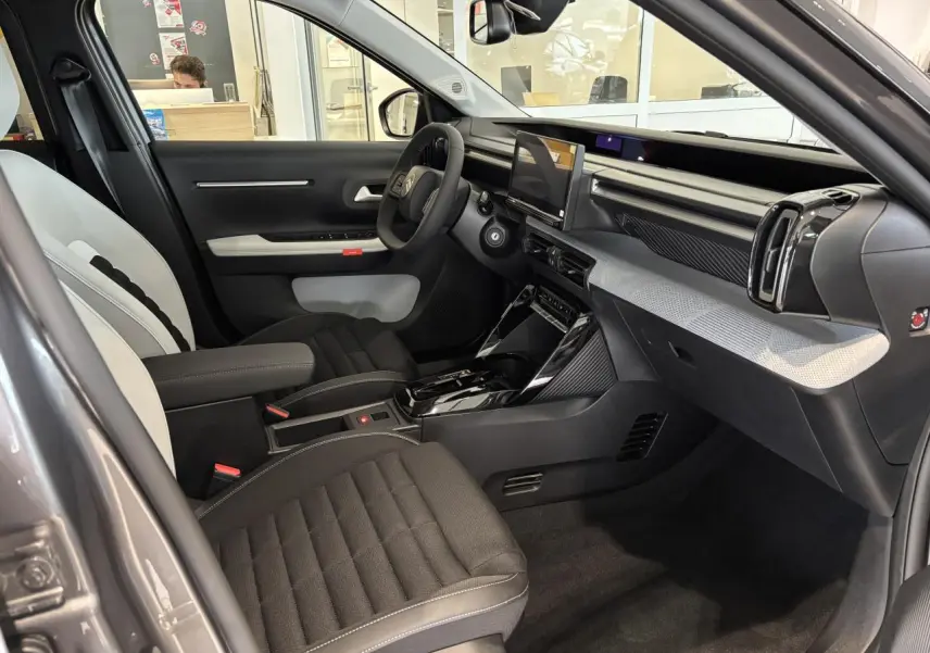 Vue intérieure côté conducteur du Citroën C3 Aircross 2026 gris, avec tableau de bord moderne et écran tactile central.