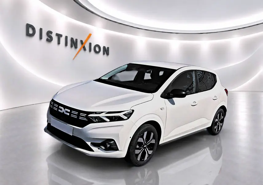Vue 3/4 avant droite d'une Dacia Sandero blanche 2025 avec jantes alu noires et calandre noire distinctive.