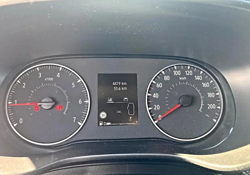 Tableau de bord de Dacia Sandero blanc 2025, vue frontale sur compte-tours, vitesse et écran multifonction.