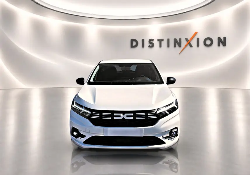 Vue frontale d'une Dacia Sandero blanche 2025 dans un showroom avec éclairage moderne et logo Distinxion en arrière-plan.
