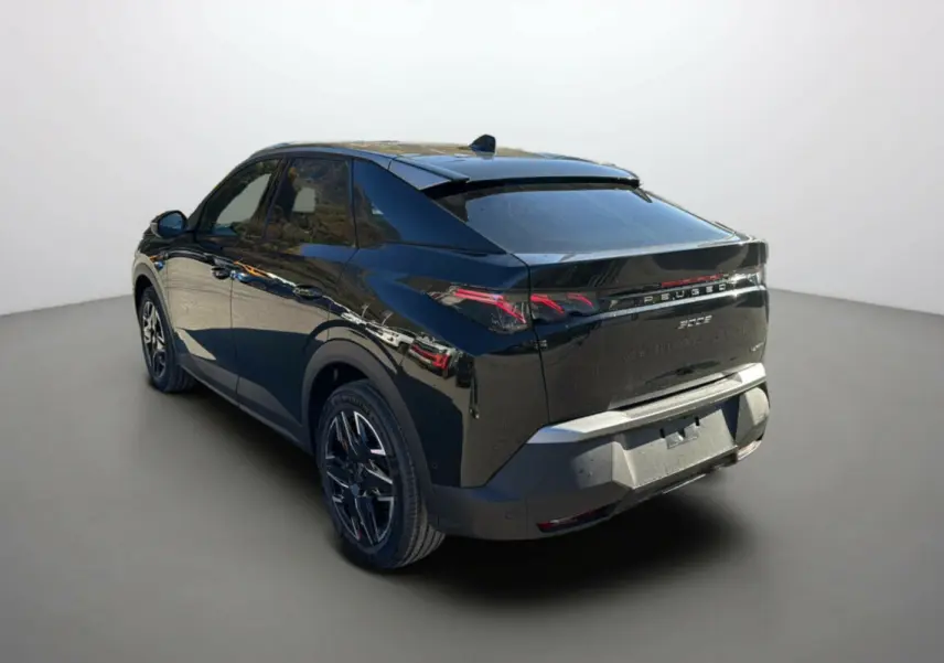 Vue 3/4 arrière droite d'un Peugeot 3008 noir perla nera avec toit noir et jantes alu 19 pouces.