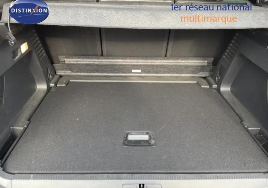 Coffre spacieux du Citroën C5 Aircross platine vu de l'arrière, avec cache-bagages et habillage intérieur gris.
