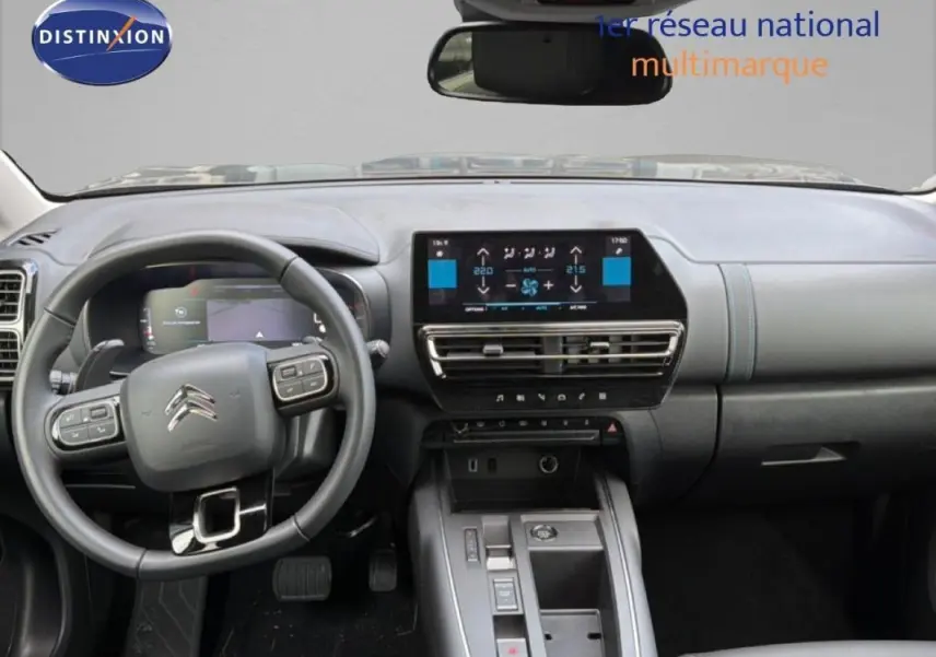 Vue intérieure frontale du tableau de bord noir du Citroën C5 Aircross 2025 avec écran tactile et volant multifonctions.