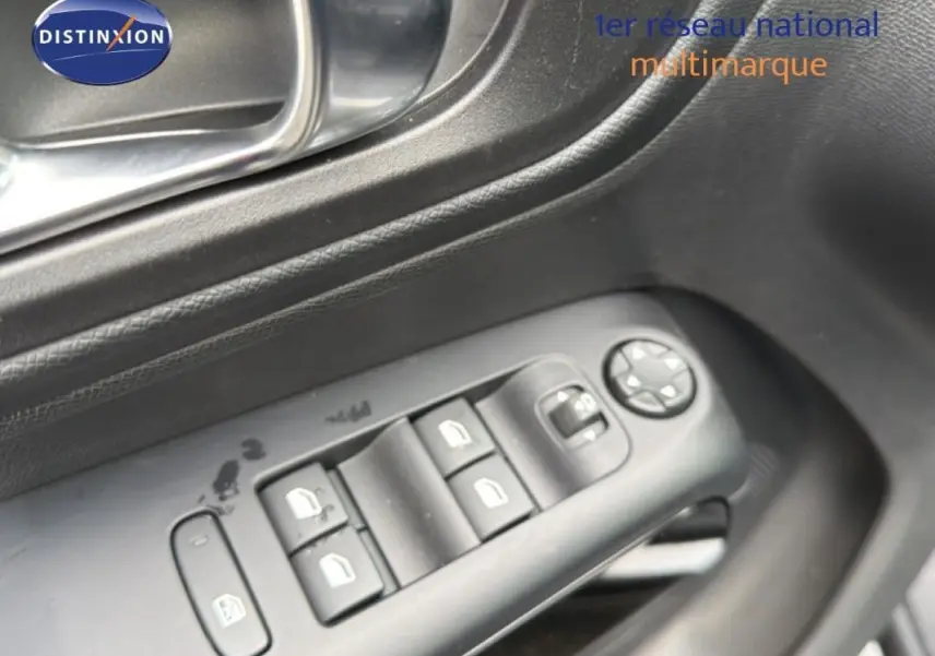 Gros plan sur les commandes des vitres électriques et rétroviseurs d'une Citroën C5 Aircross 2025 platine.