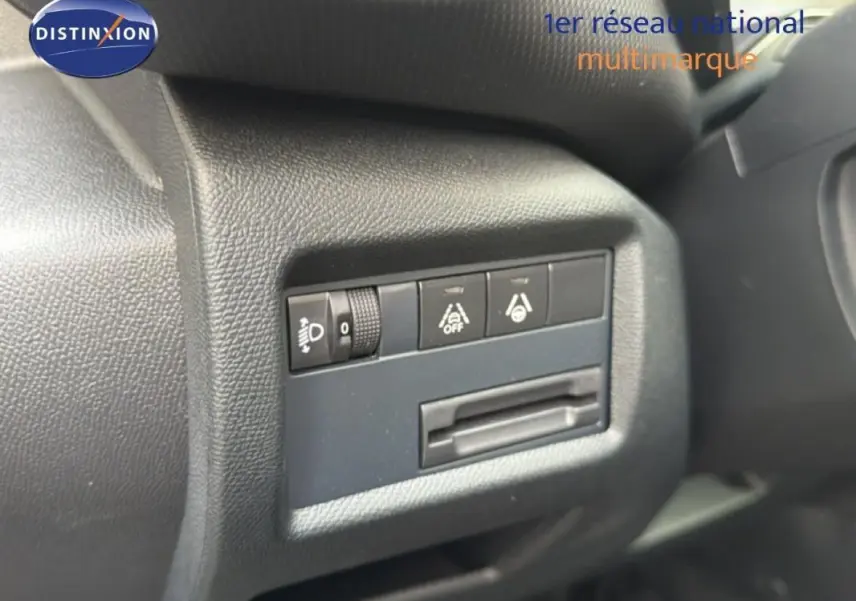 Gros plan sur les commandes d'assistance à la conduite à gauche du volant du Citroën C5 Aircross platine 2025.