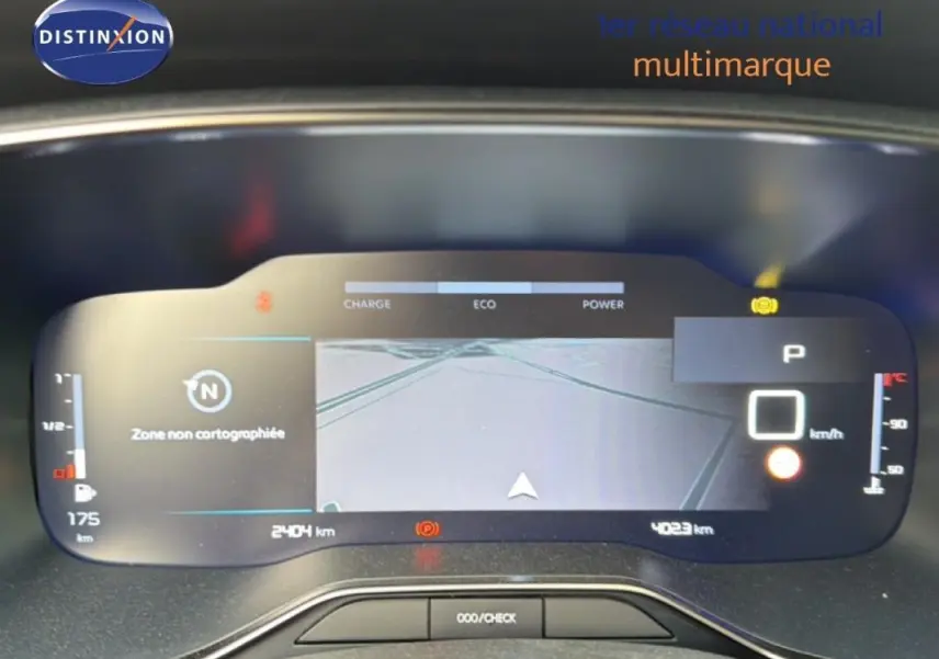 Vue rapprochée du cockpit numérique platine du Citroën C5 Aircross 2025 affichant la navigation et les indicateurs de conduite.