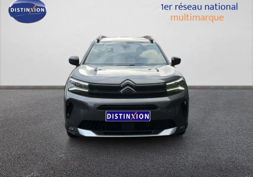Vue frontale du Citroën C5 Aircross platine 2025 avec barres de toit et phares LED distinctifs.