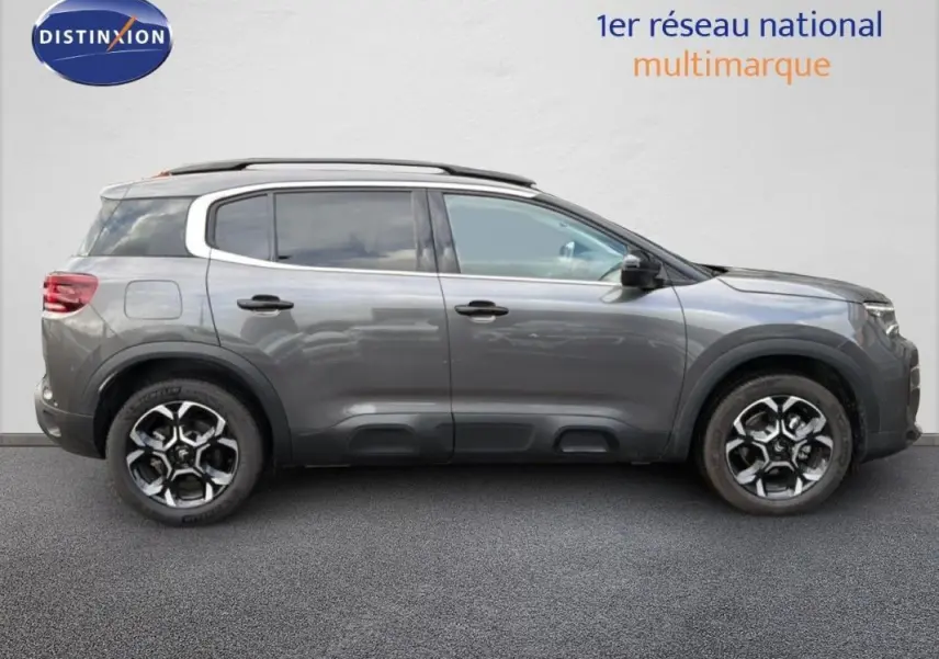 Citroën C5 Aircross platine vue de profil côté gauche, avec barres de toit et jantes aluminium distinctives.
