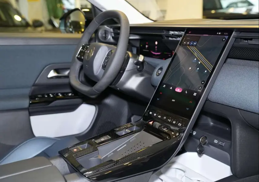 Vue intérieure côté conducteur du Citroën C5 Aircross 2026, tableau de bord moderne avec écran tactile vertical et volant cuir noir.