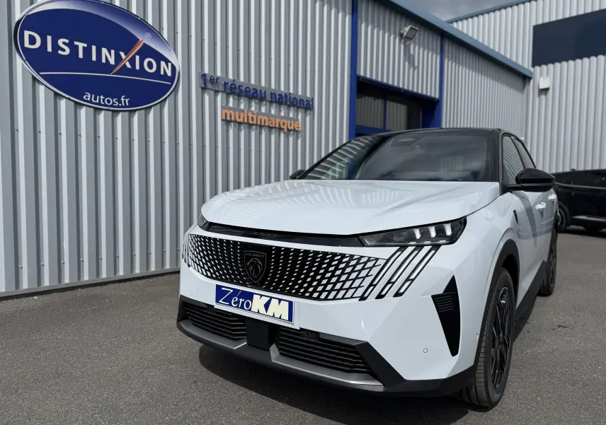Vue 3/4 avant droit d’un Peugeot 3008 Hybrid blanc Okenite avec toit noir, calandre distinctive et phares LED marqués.