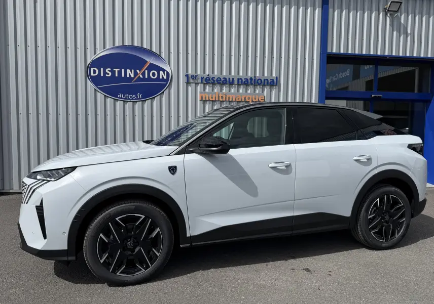 Peugeot 3008 Hybrid blanc Okenite avec toit noir, vue de profil côté gauche, jantes noires distinctives.