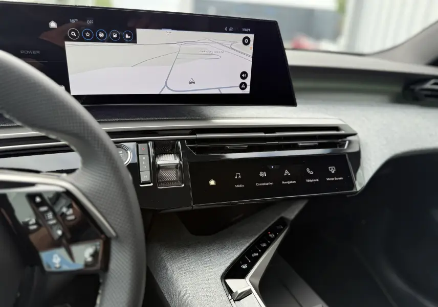 Vue intérieure du tableau de bord du Peugeot 3008 Hybrid 2026, avec écran tactile et navigation affichée.