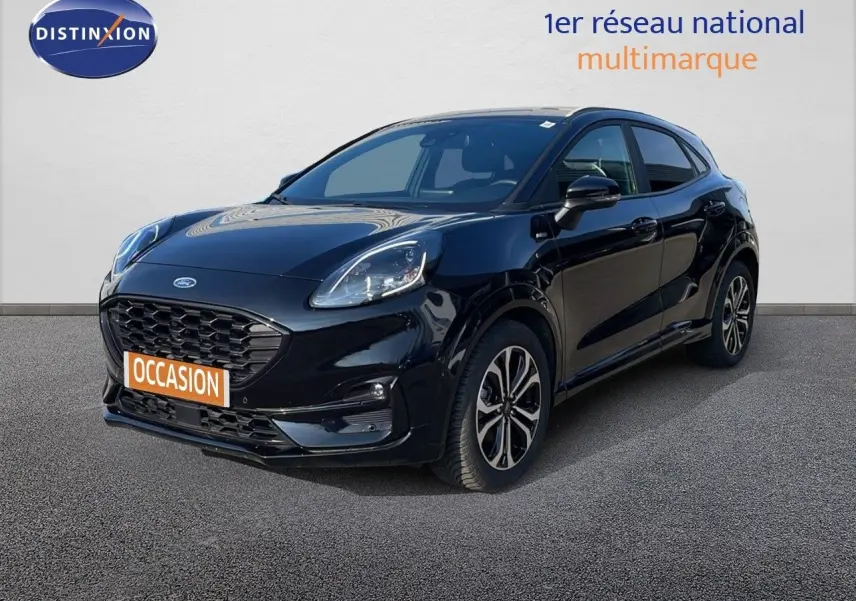 Ford Puma noir agate métal en 3/4 avant droit, avec calandre large et jantes alliage bicolores.