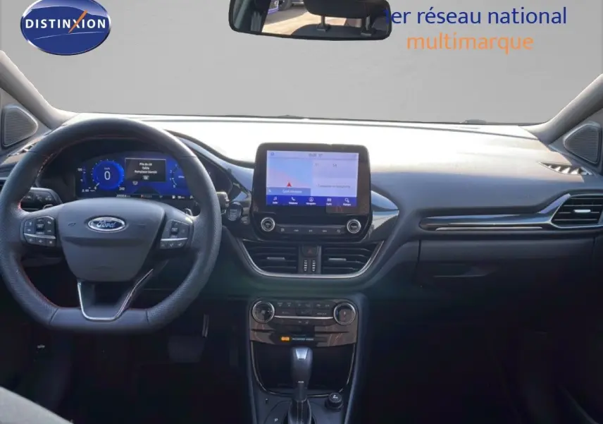 Vue intérieure frontale du Ford Puma noir agate, montrant le tableau de bord numérique et l'écran tactile central.