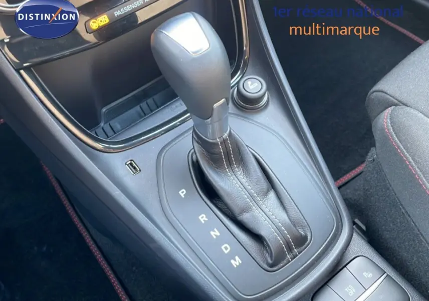 Le levier de vitesses automatique en cuir noir de la Ford Puma 2023, vue rapprochée de la console centrale.