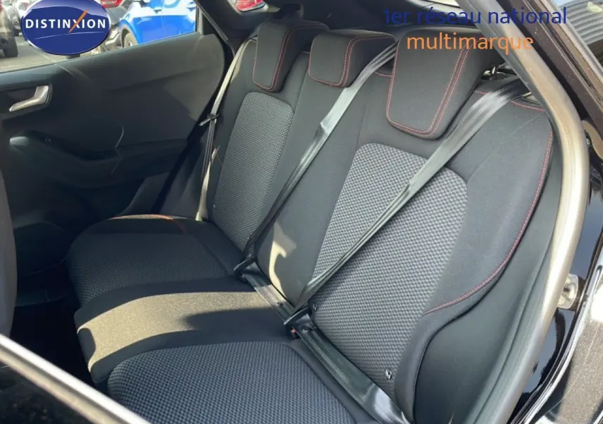 Vue latérale des sièges arrière en tissu noir avec surpiqûres rouges du Ford Puma noir Agate Metal 2023.