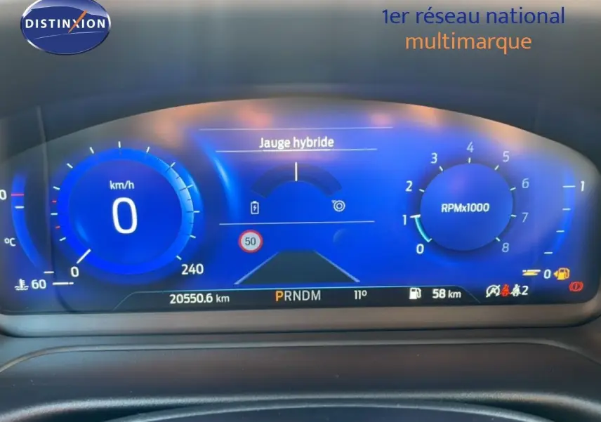Tableau de bord numérique bleu du Ford Puma 2023, affichant jauge hybride, vitesse à 0 km/h et compte-tours.