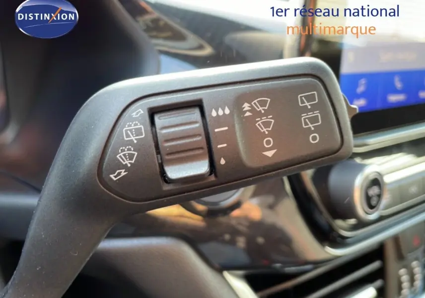 Gros plan sur la commande d’essuie-glace à gauche dans l’habitacle du Ford Puma noir Agate Metal 2023.