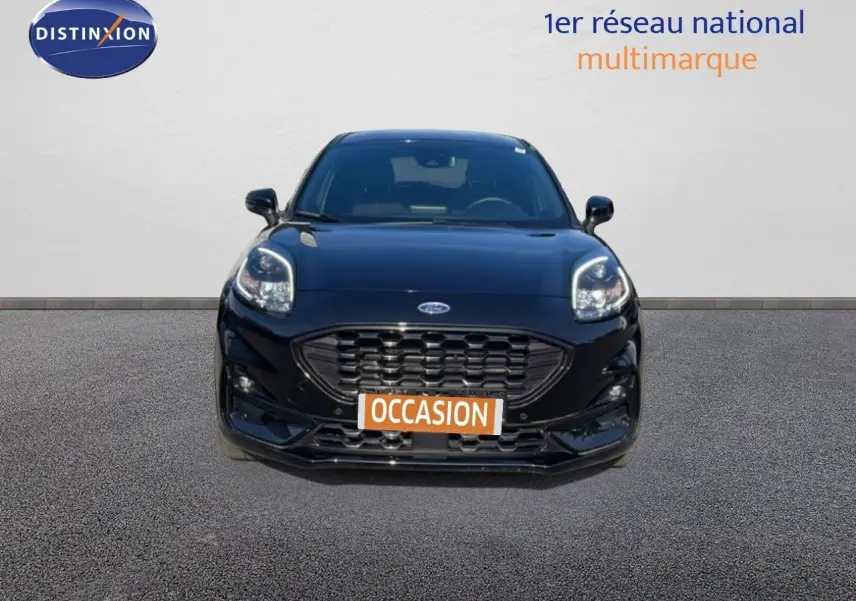 Vue avant d'une Ford Puma noire Agate Metal 2023 avec calandre large et phares LED distinctifs.