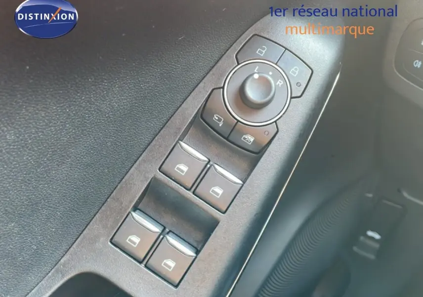 Détail des commandes de lève-vitres et réglages des rétroviseurs côté conducteur du Ford Puma noir Agate Metal 2023.
