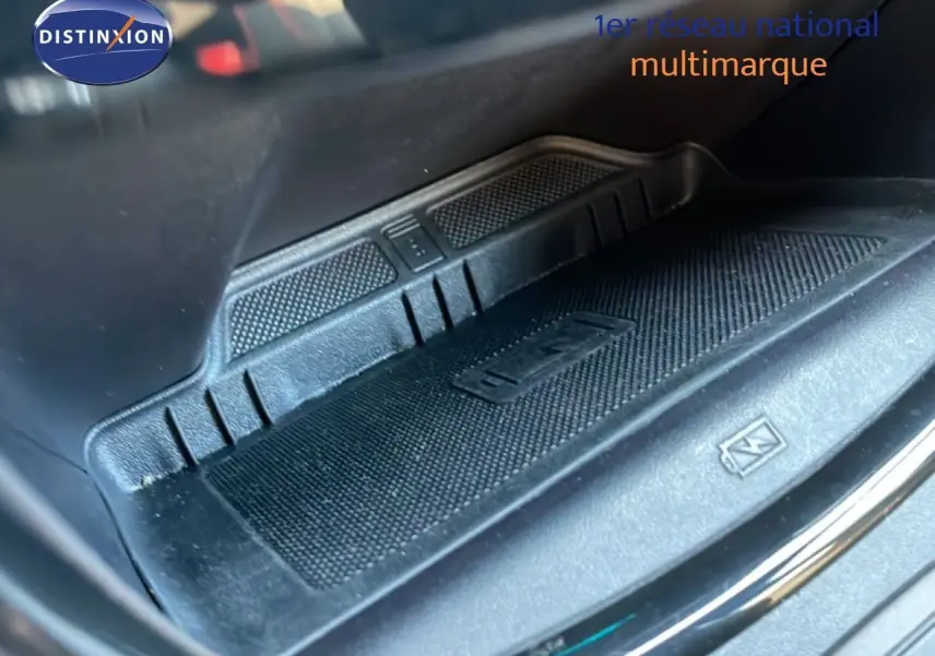 Gros plan sur le chargeur sans fil noir dans l’habitacle du Ford Puma 2023 finition ST-Line.