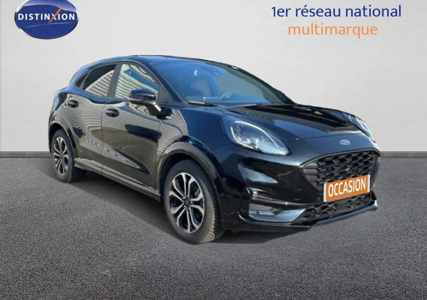 Ford Puma 1.0 EcoBoost hybride noir Agate métal, vue 3/4 avant avec calandre et jantes distinctives.