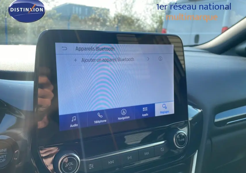 Écran tactile central du Ford Puma noir agate métal, vue intérieure avant avec commandes audio et navigation visibles.