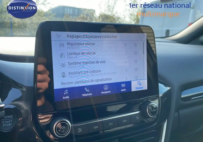 Vue intérieure centrée sur l'écran tactile multimédia du Ford Puma noir agate, affichant les réglages d'assistance conducteur.