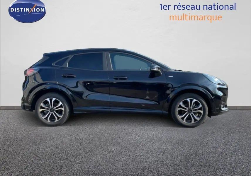 Profil droit d'un Ford Puma 2023 noir agate métal, finition ST-LINE avec jantes alliage et vitres teintées.