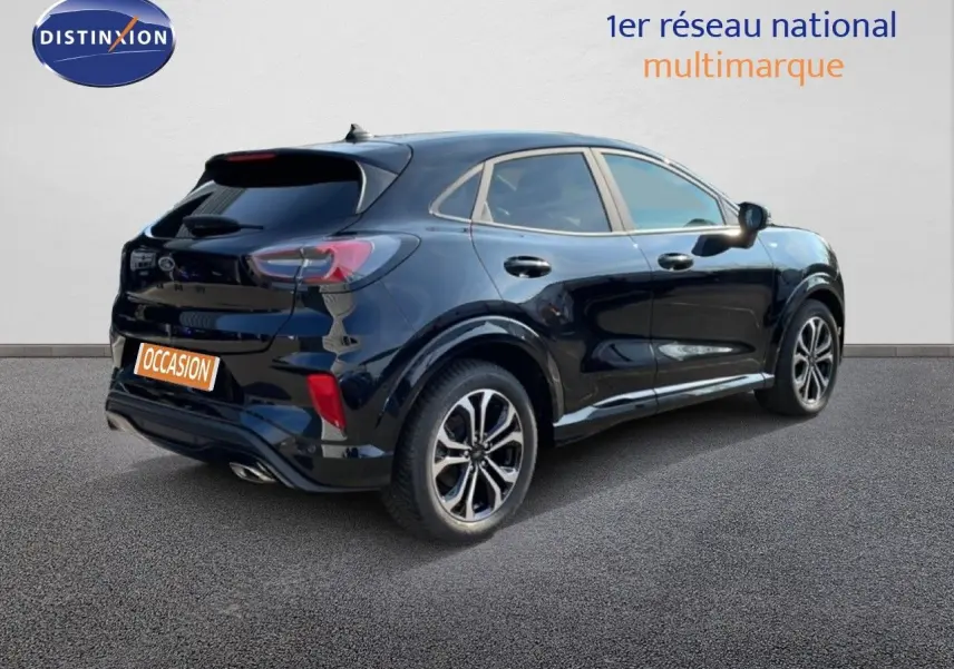 Vue 3/4 arrière droite d’un Ford Puma noir Agate Métal avec jantes alliage et feux arrière LED distinctifs.
