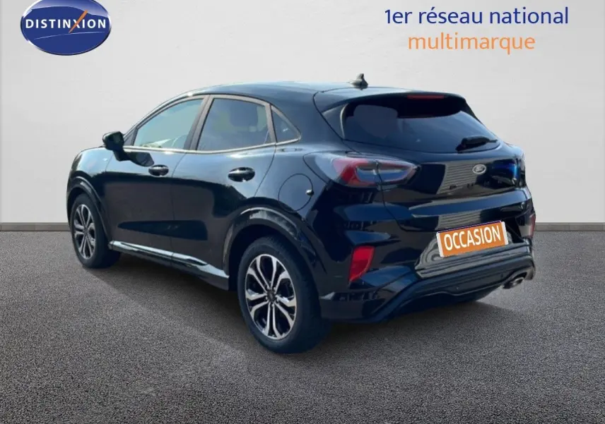 Ford Puma noir agate métal en 3/4 arrière droit, avec jantes alliage et feux arrière LED visibles.