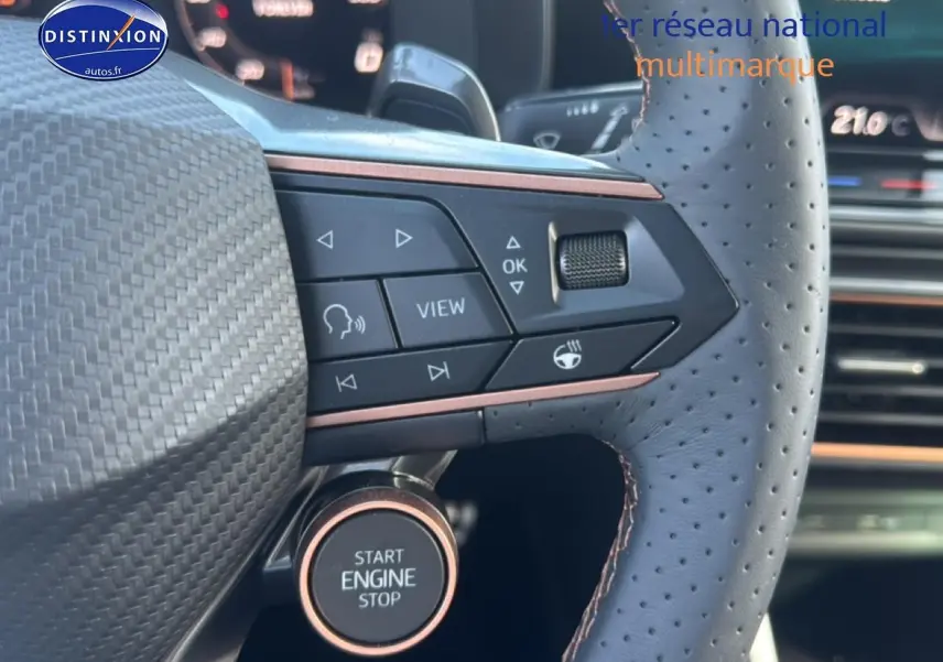 Gros plan sur le volant cuir perforé avec commandes multifonctions et bouton start/stop du CUPRA Formentor 2026.